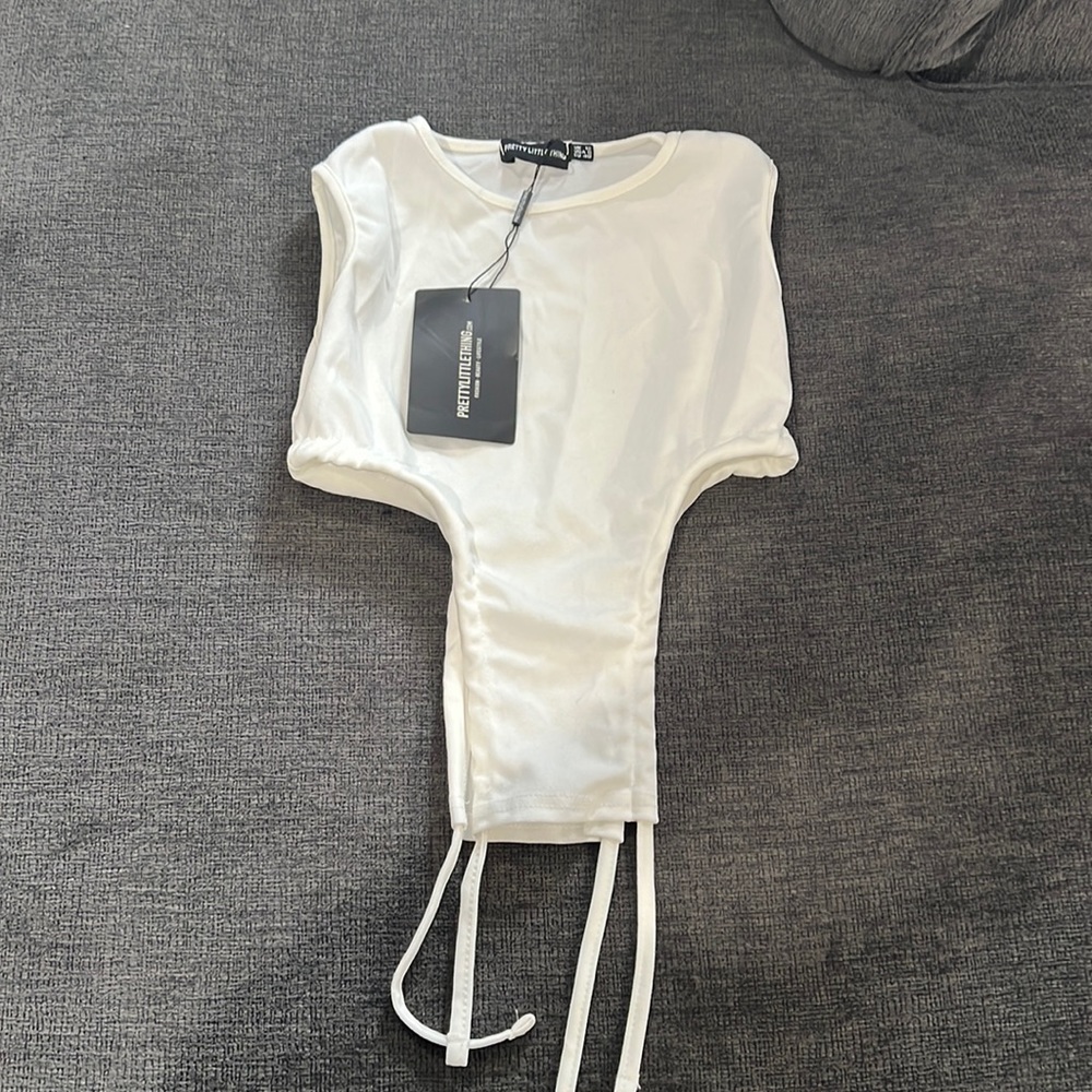 PrettyLittleThing Side ruched Cropped Top